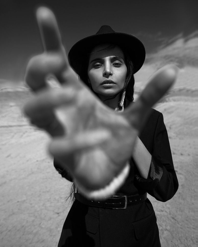 professional photographer in Dubai- black and white fashion portrait of a girl in the desert