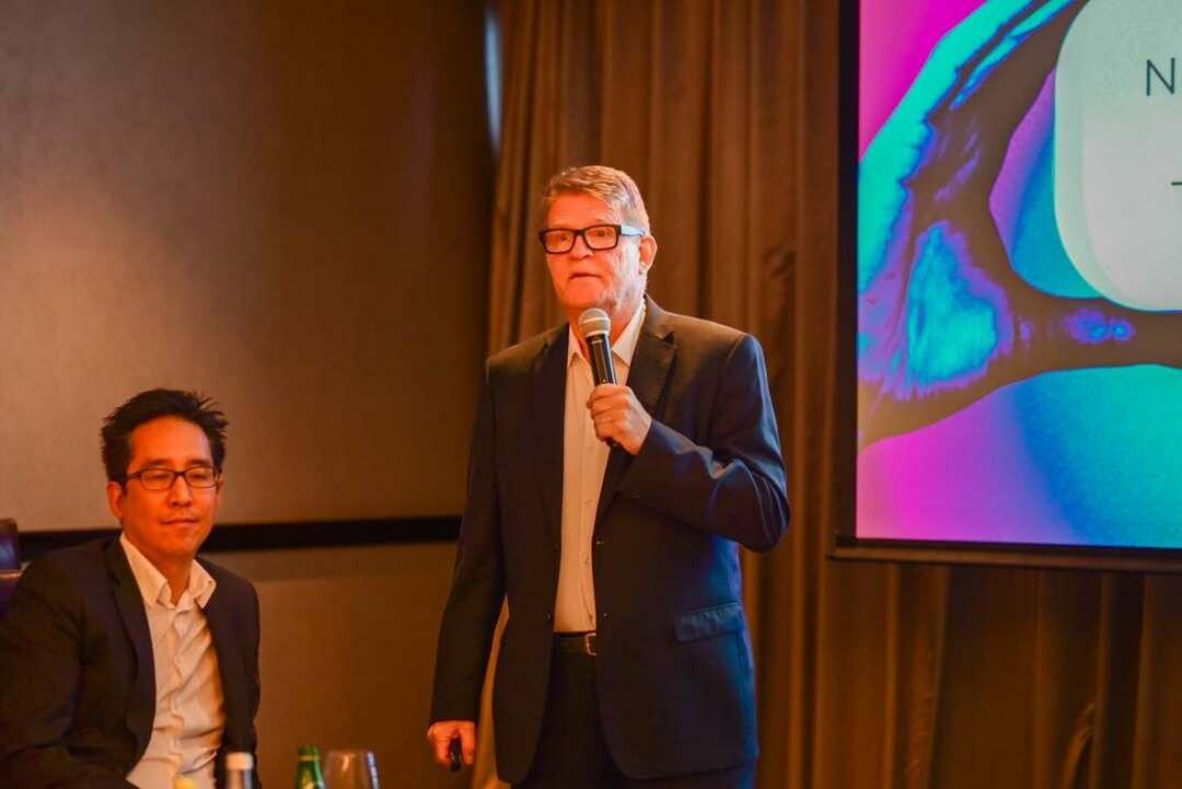 Speaker handshake moment