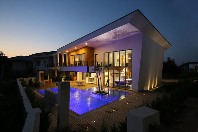 Real Estate & Airbnb photo by siavash bagheri