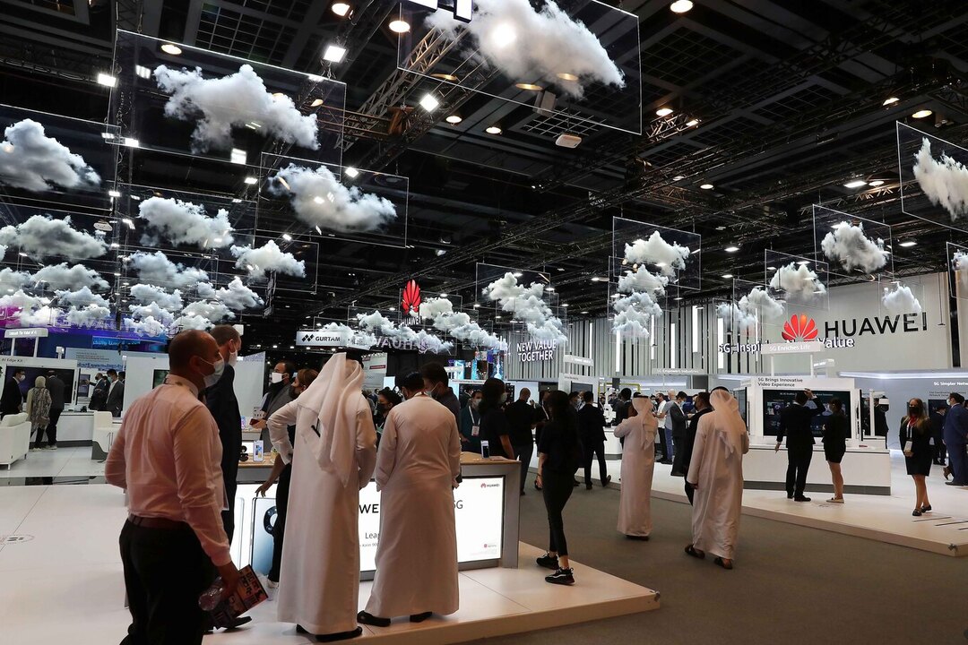 Large-scale exhibition venue and brand environment.