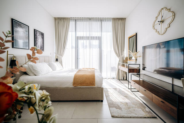 Real Estate & Airbnb photo by Igor Solodkii
