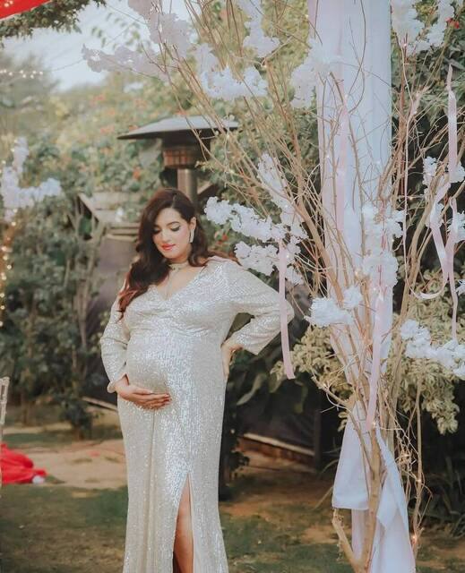 Maternity photo by Husnain Ramzan